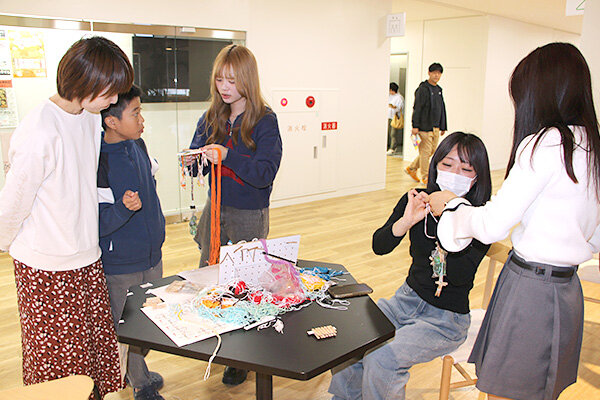 多くの子どもたちでにぎわった手芸愛好会の組紐ワークショップ
