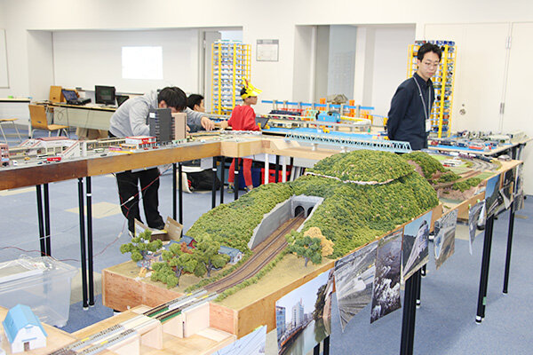 鉄道研究会は部員制作のジオラマや鉄道模型を披露