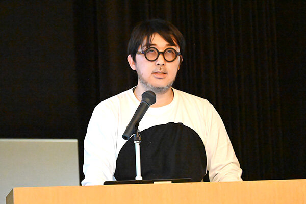 「デザインは大喜利」をテーマに、発想の転換について解説する前田氏
