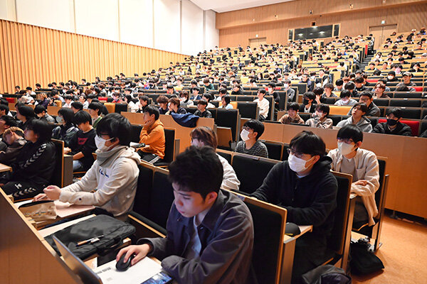 前田氏の講義に熱心に耳を傾ける学生たち