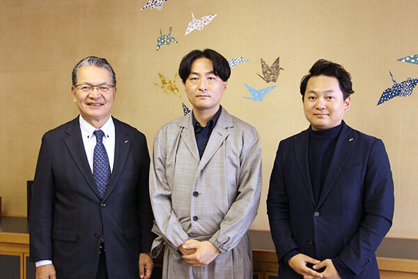 左から、鶴理事長・総長、森ガキ監督、鶴常務理事