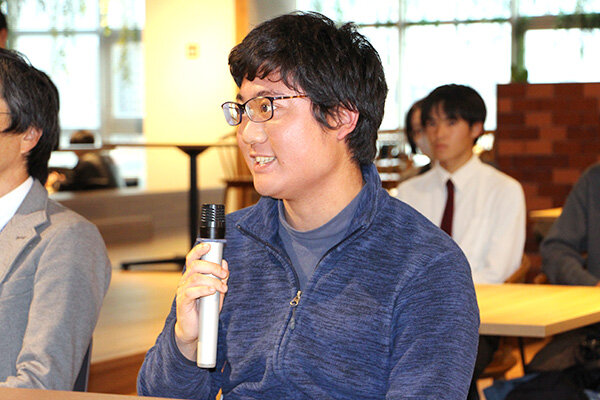 質疑応答で森ガキ監督に質問する学生
