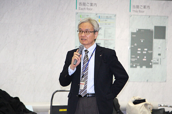 学生たちの取り組みについて語る村上教授