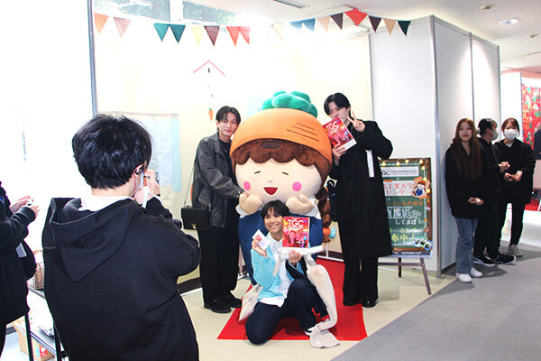 キャロミと一緒に写真撮影