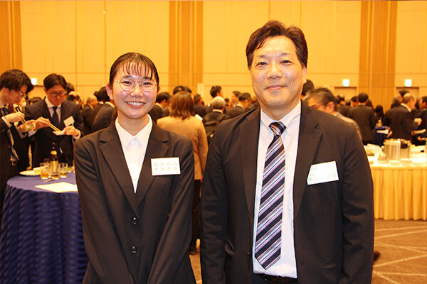 久々の再会となった福島さん（左）と杉山教授（右）
