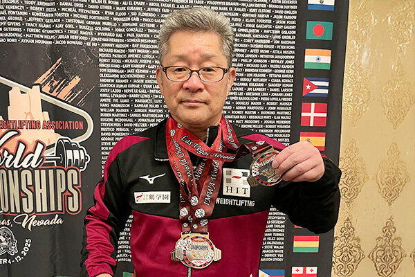 世界マスターズ選手権大会で銀メダルを手にする堀井さん