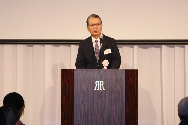 表彰式の冒頭で挨拶を述べる鶴副会長（本学園 理事長・総長）