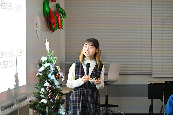 12月に開催した異文化交流会で、プログラムの経験について発表する様子