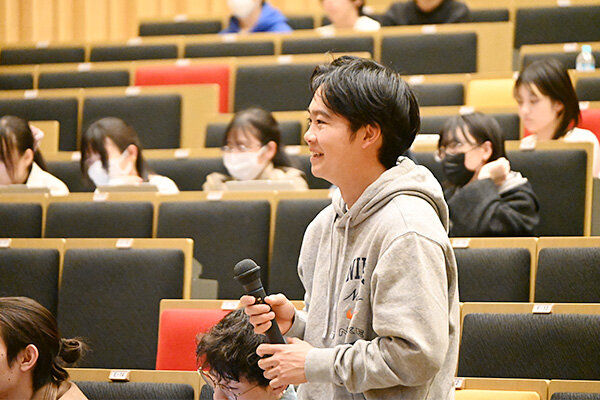 講演に刺激を受けた学生たちが、建築を学ぶ上での姿勢や考え方などについて質問した