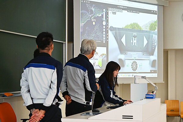 勢力さん（右）はドローン飛行以外にもデータ処理や3Dデータの作成なども行う