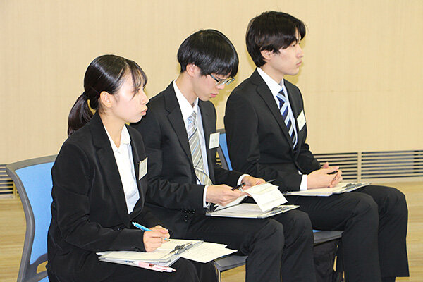 見学の学生は面接を見て、自分の回に活かせるよう学ぶ