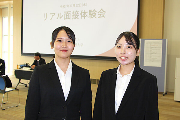 これから模擬面接に臨む高橋さん（左）と岩切さん（右）