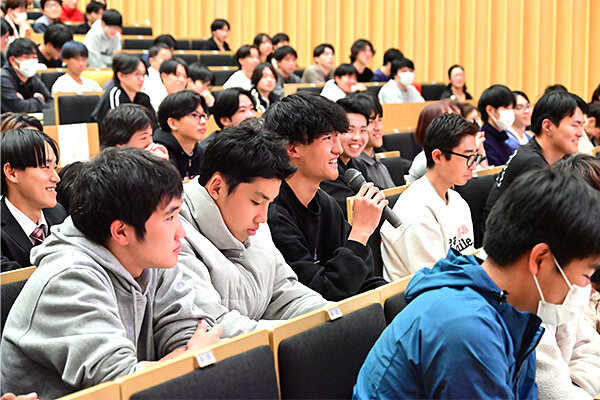 質問タイムには社会人1年目の心構えなど、さまざまな質問が寄せられた