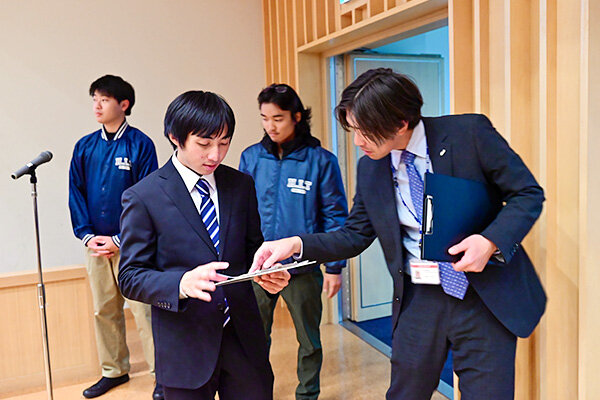 本番直前まで打ち合わせを重ねる体育会の学生