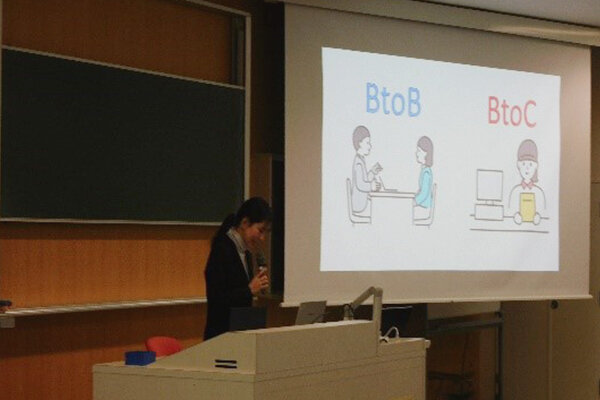 機械系の企業に多いBtoB企業の特徴について説明する大橋さん