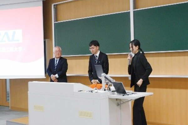 テラル株式会社の岡崎さん（中央）と、同社から登壇した2名
