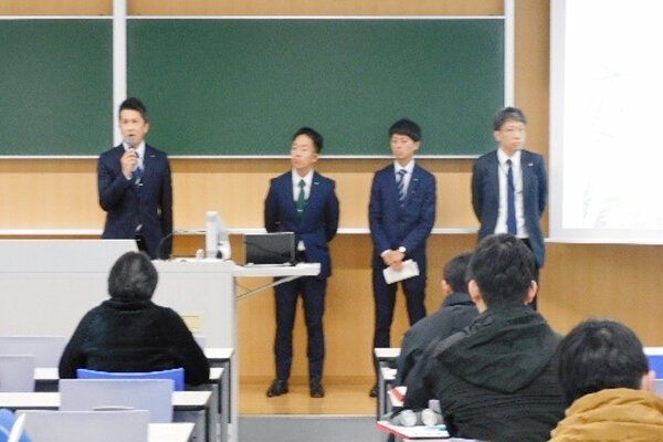 登壇者はいずれも本学の卒業生