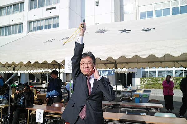 スタート合図を務める長坂学長
