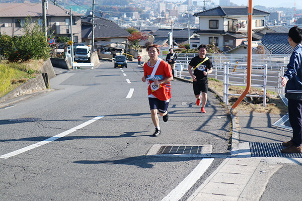 起伏のあるコースを懸命に走るランナーたち