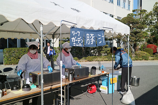 完走後、豚汁が走り終えたランナーたちの疲れを癒す