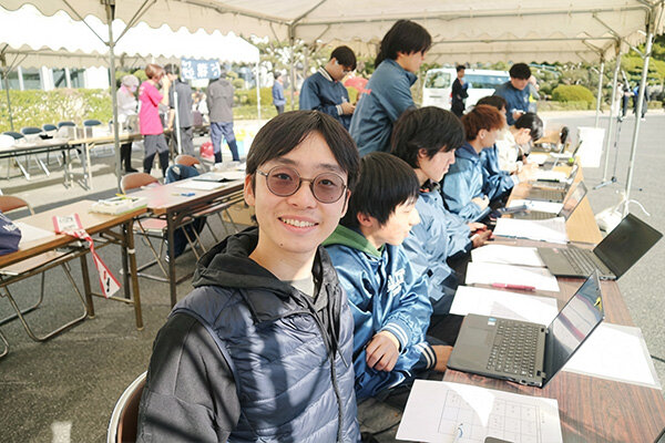 体育会本部長を務める佐々木さん（写真中央）