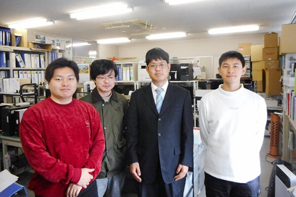 本学大学院卒業生である株式会社オンドの永原さん（写真中央）は、懐かしい研究室を訪問した
