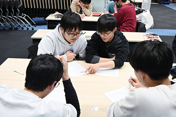 頭を悩ませながらもお互いに協力しながらアイデアを出し合う