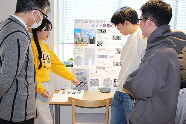 広島世界平和記念聖堂をテーマに発表するチーム