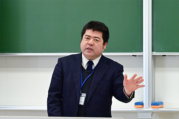 教員だけでなく、学生同士の活発なディスカッションを促す西村教授