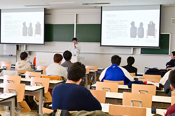 猛暑への対策を念頭に、空調服と保冷剤つきの冷却ベストで、運動時の体への影響を比較