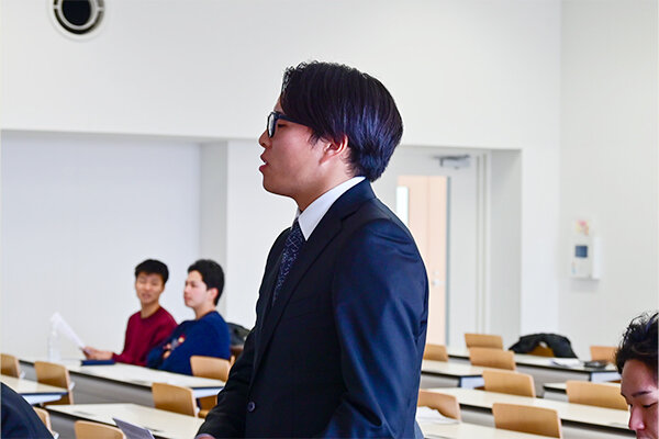発表後には先生方や他のゼミ生からの質問が飛び交った