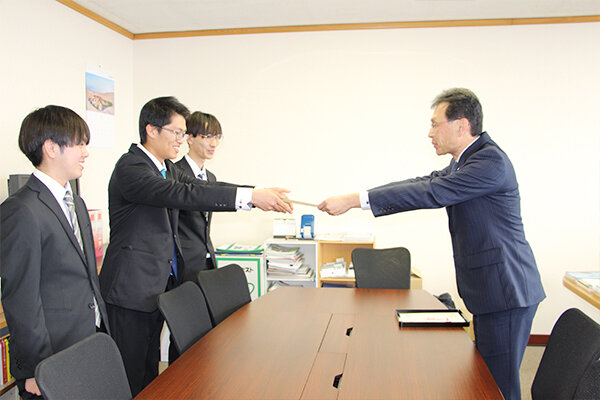 長坂学長から表彰状が授与された