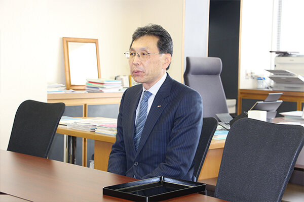 初優勝をした感想について聞く長坂学長