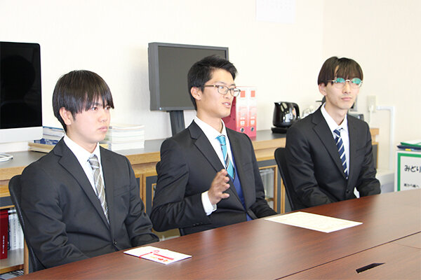 「満足のいく走りではなかった部分もあるが、結果が伴って嬉しい」と話す3人