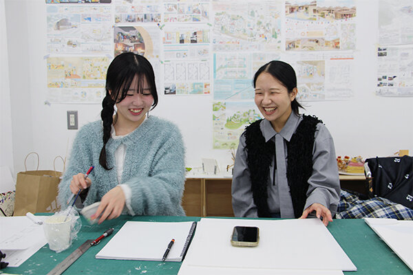 ゼミ室で模型制作に取り組む様子