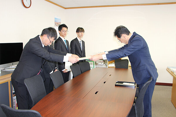 自動車部と合同で行われた学長表彰で、長坂学長から表彰状が授与された