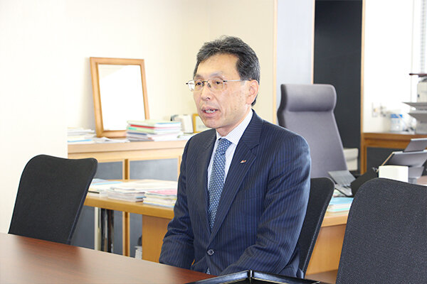 大会出場の感想について尋ねる長坂学長