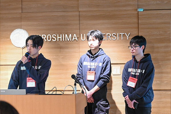 開発の難しさと学びを語る河村さん（左）