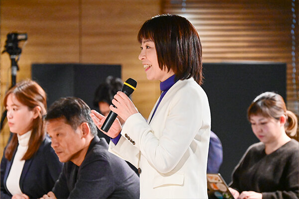 学生たちの健闘を称える横田知事