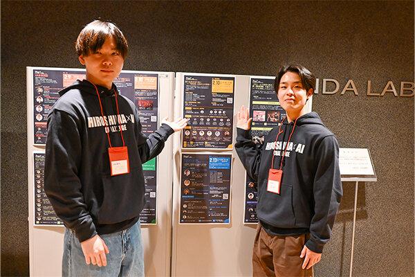 発表を終え、充実した表情の河村さん（右）と赤瀬さん（左）