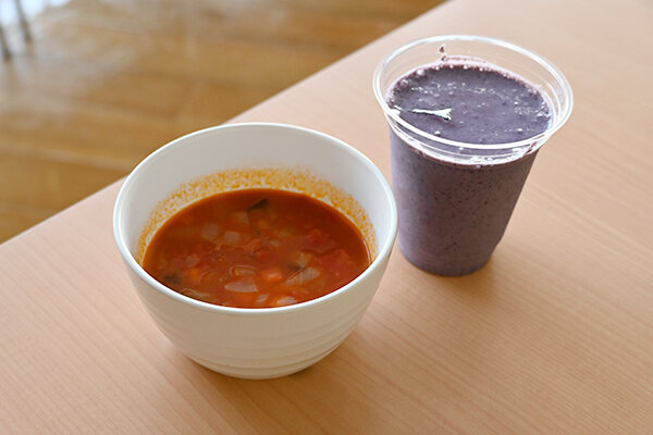 参加者に提供されたミネストローネ風野菜スープとベリースムージー