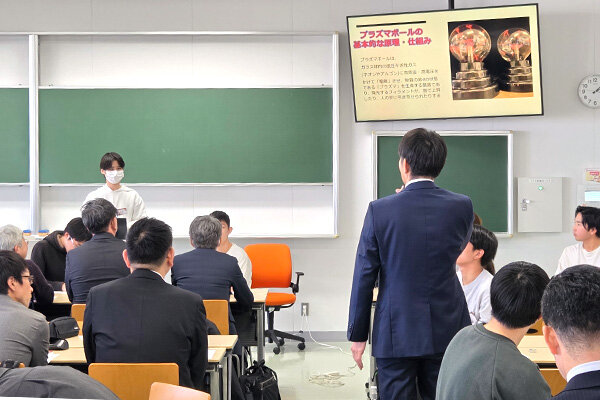 企業の方と学生が感想を共有し、意見を交わした