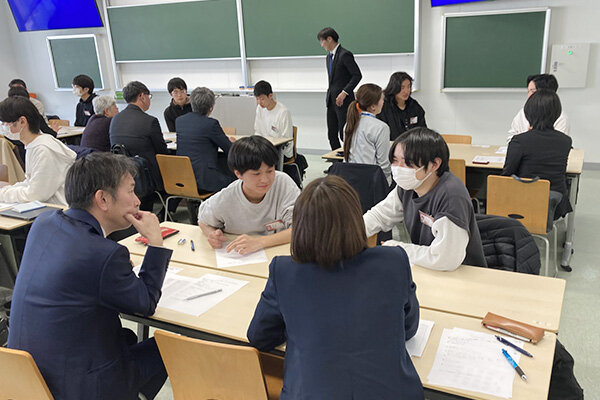 企業の方々からの質問に積極的に答える学生たち
