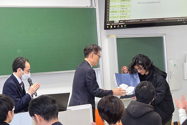 投票の結果、1位と2位のチームに賞品が贈られた