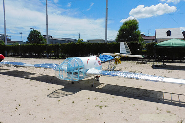 所属する人力飛行機部の実機体（全長約24m、奥行約8m、高さ約2m）