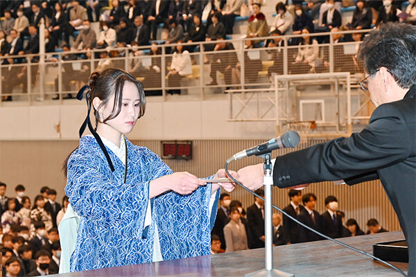 生命学部の代表として卒業証書を受け取る山田さん
