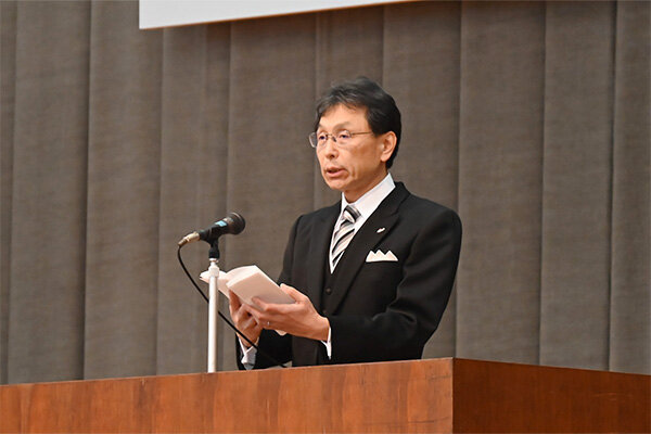 「好奇心を持ち続け、人生を豊かに歩んでほしい」と長坂学長