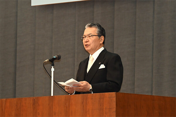 「皆さんの活躍こそが、私たち教職員にとって最も嬉しいニュース」と鶴理事長・総長