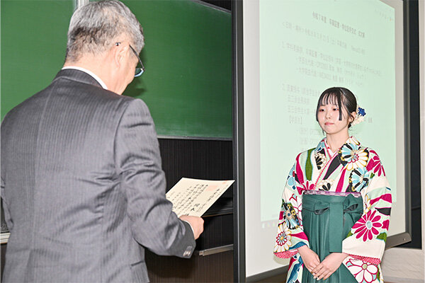 卒業証書を受け取る卒業生