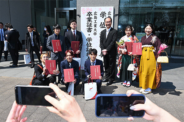 恩師や仲間とともに笑顔で写真に収まる卒業生たち